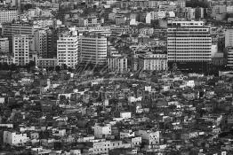 Image du Maroc Professionnelle de  Sur cette image réalisée le 12 Janvier 2009, on découvre au premier plan l’ancienne médina dont l’extension à l’Est de Casablanca a été bloqué par des constructions de plusieurs étages et ce depuis 1930, la nouvelle Horloge près de la place des nations Unies et à sa droite le premier bâtiment aux nombreux étages de l'hôtel Excelsior construit à partir de 1914. (Photo / Abdeljalil Bounhar) 